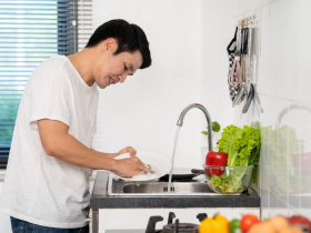 洗碗＝不被愛？中年大叔被老婆要求洗碗哭點在哪？呂秋遠：配偶不是你媽，沒必要滿足你的想像